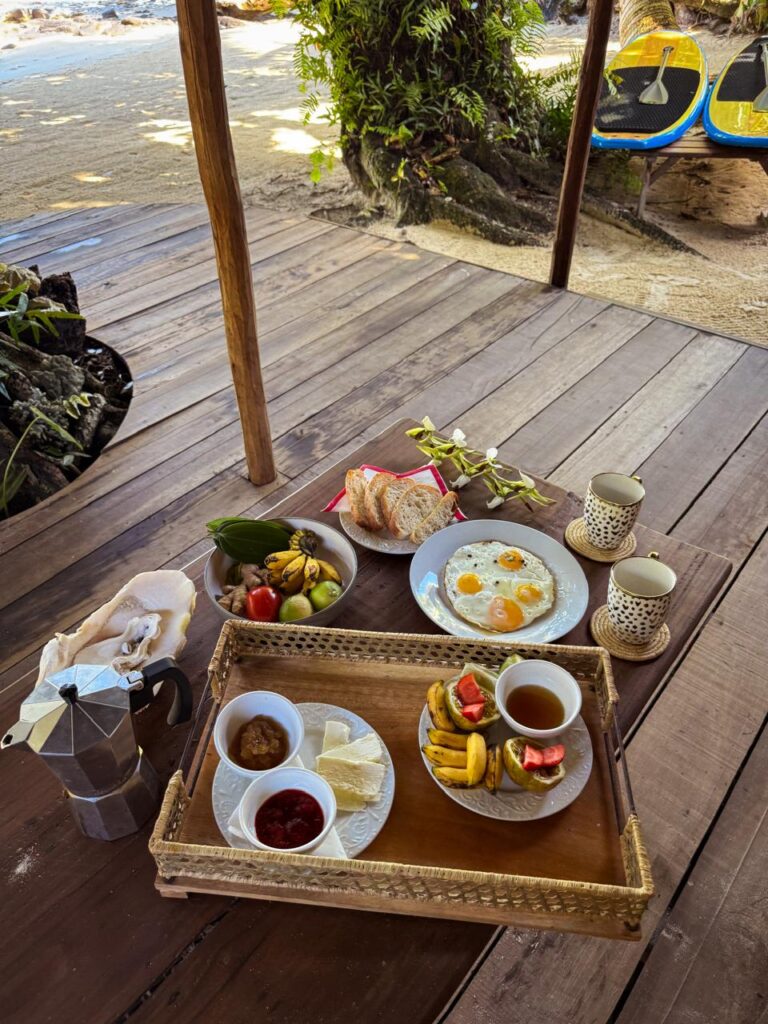 Le petit déjeuner déposé à la porte