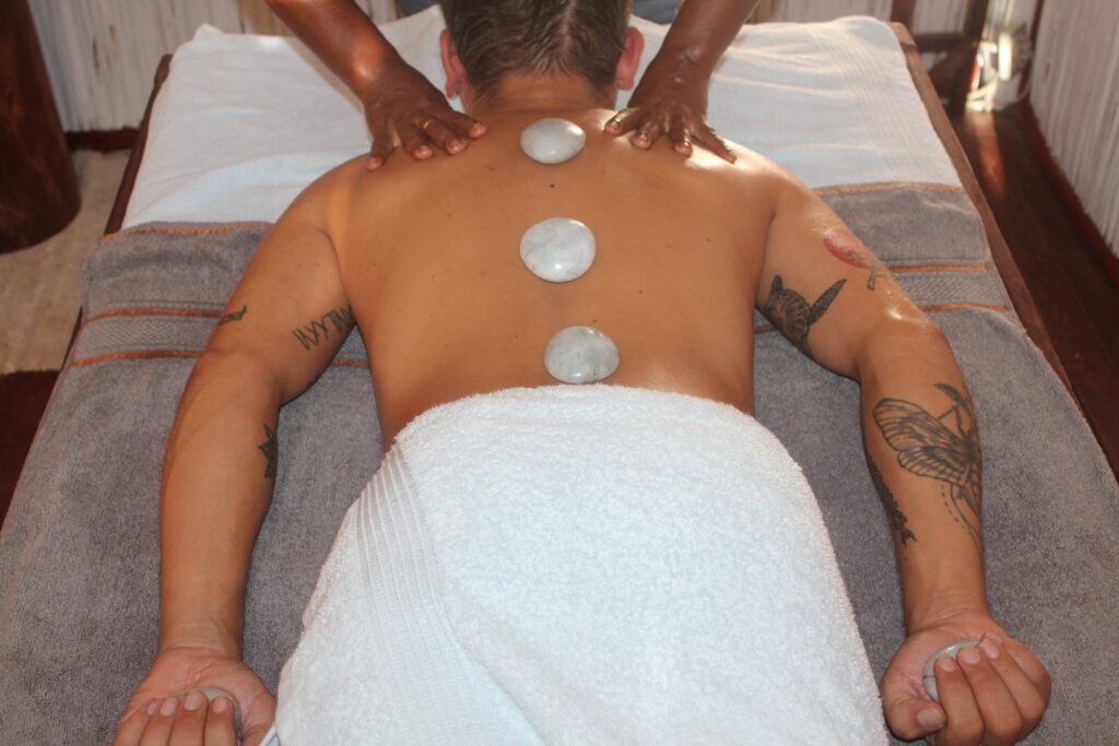 Massage aux pierres froides