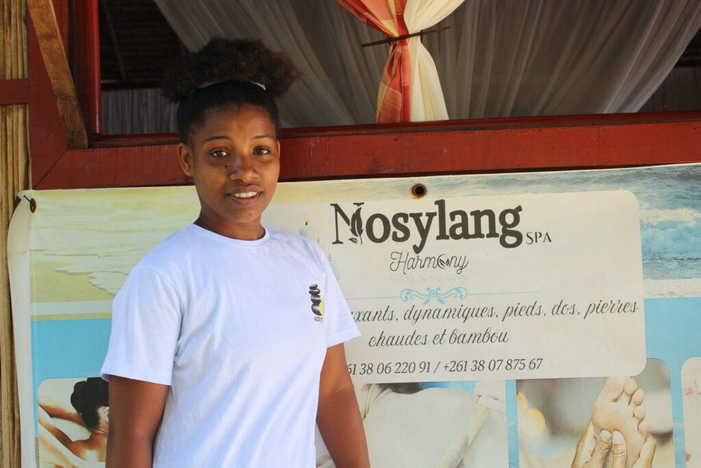 Catarina, la masseuse de Nosy Lang à la buvette